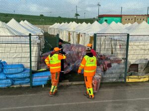 السلطات تنقل المتضررين من السيول